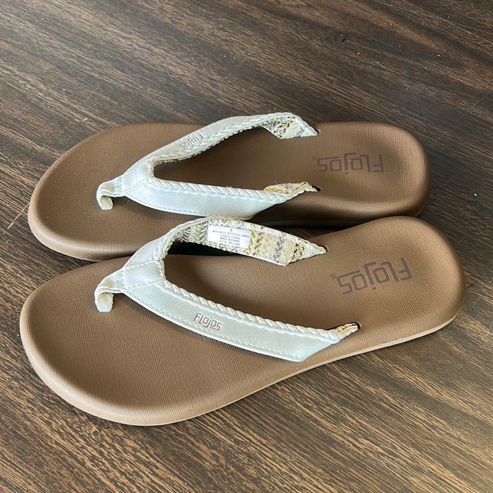 PREOWNED Womens Flojos Comfort Foam Sandals ivory tan multi color 1676577